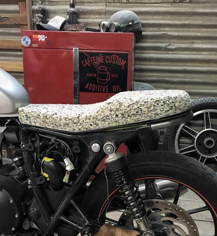 Aplicação de espuma aglomerada Sleep Espuma em reforma de banco de moto custom automotivo Serra Negra SP