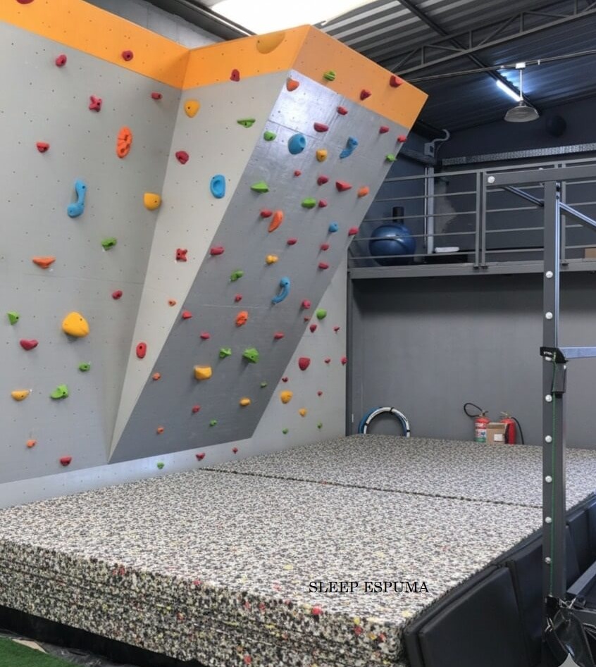 Academia de boulder indoor com espuma aglomerada D80 Sleep Espuma Serra Negra SP